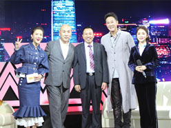 大道董事長(zhǎng)羅永輝與著名歌星劉尊老師、汪正正老師、郭津彤老師、主持人雅琪在北京電視臺(tái)錄制節(jié)目現(xiàn)場(chǎng)親切合影